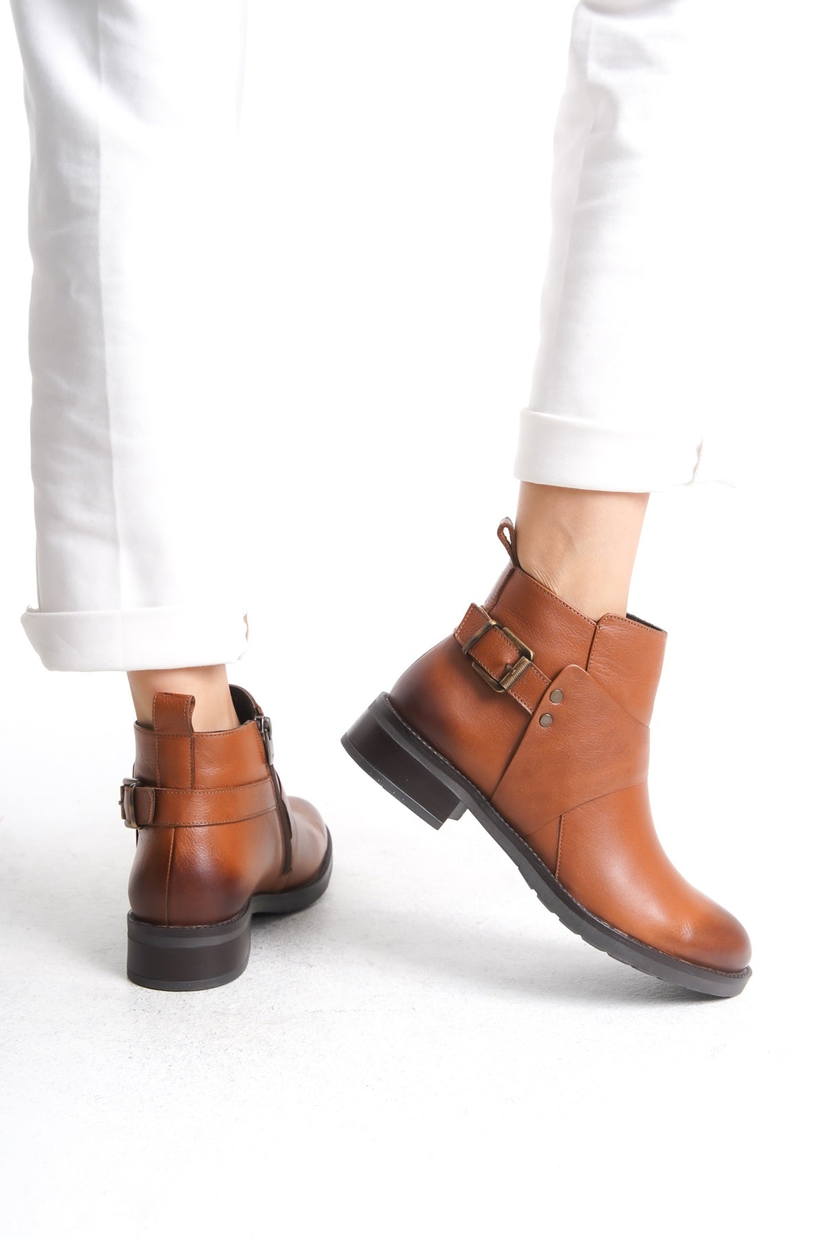 %100 Deri Kadın Topuklu Bot – El İşçiliği, Şık & Uzun Ömürlü Siyah Bot