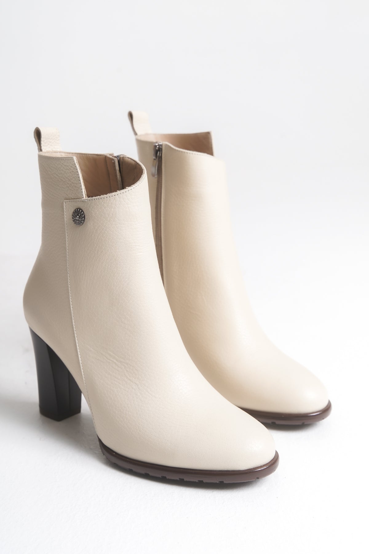 Kadın Hakiki Deri Topuklu Bot – El Yapımı, Fermuarlı, Şık Tasarım Bej | OBEN AYAKKABI