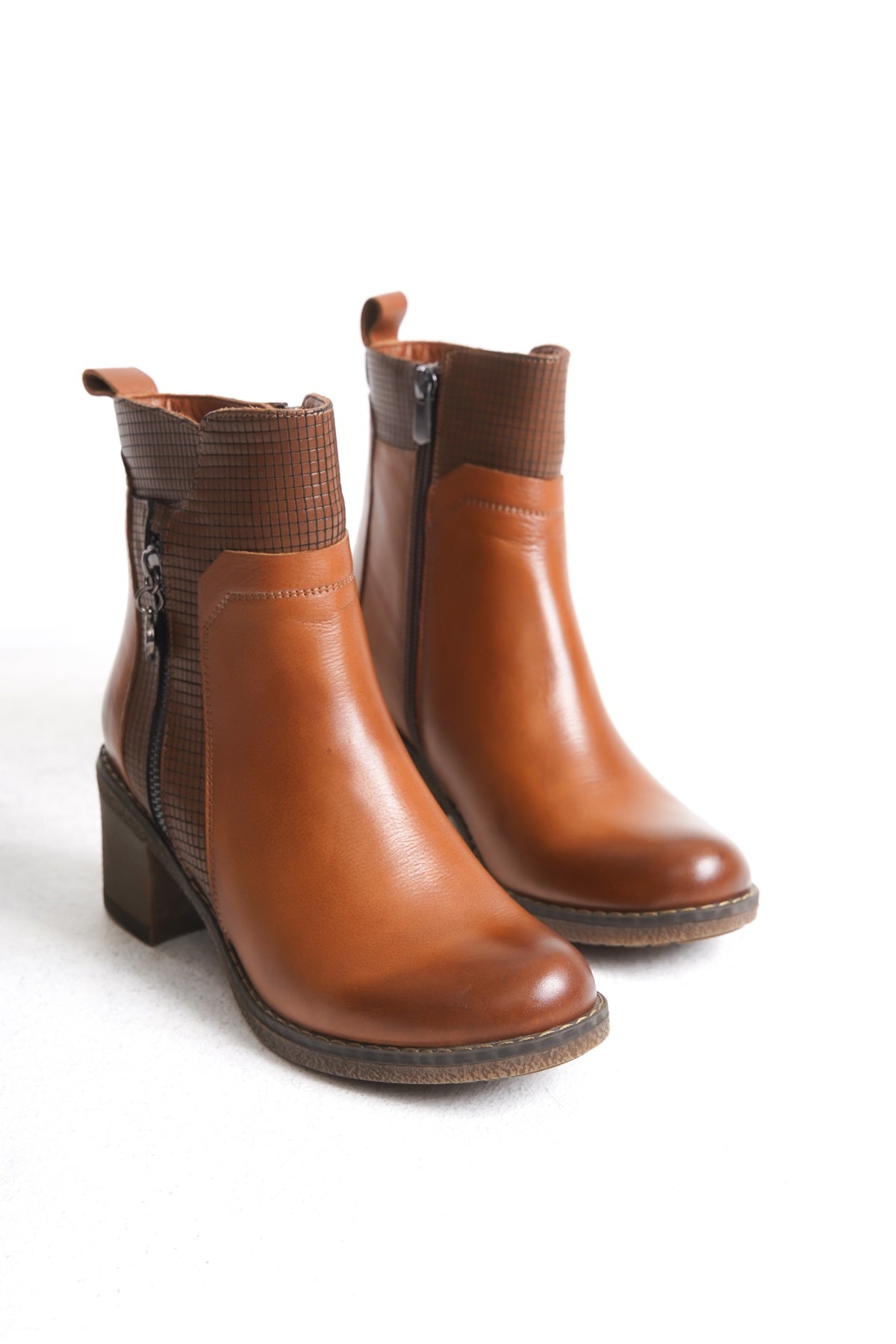 Kadın Hakiki Deri Topuklu Bot – El Yapımı, Şık Tasarım Siyah Bot | OBEN AYAKKABI